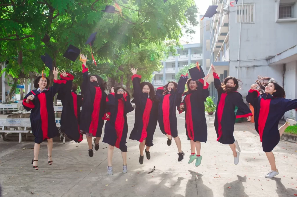 sinh viên tốt nghiệp hạnh phúc
